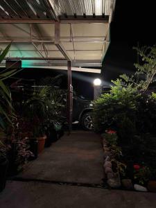 a parking lot with a car parked in a garage at Apartamento en el Corazón de Boquete in Boquete