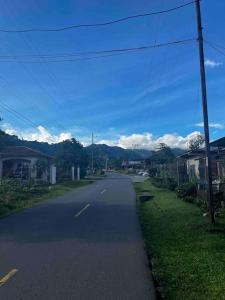 an empty street with at Apartamento en el Corazón de Boquete in Boquete