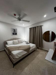 a bedroom with a bed with a ceiling fan at Apartamento en el Corazón de Boquete in Boquete