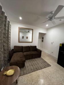 sala de estar con sofá marrón y mesa en Apartamento en el Corazón de Boquete en Boquete