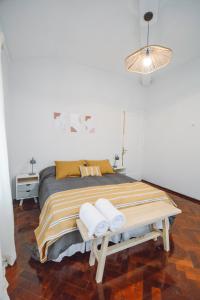 een slaapkamer met een groot bed en handdoeken bij Anden Aristides in Mendoza