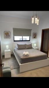um quarto com uma cama grande e 2 chinelos em Wow beautiful place em Santo Domingo