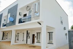 biały dom z białymi ścianami i oknami w obiekcie Luxury 4bed Harris Drive Lekki w mieście Lagos