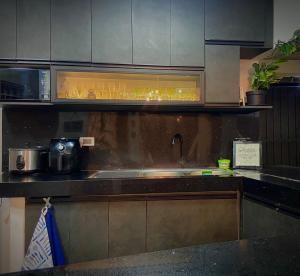 eine Küche mit einer Spüle und einer Mikrowelle in der Unterkunft Casa en San Clemente con piscina in San Clemente