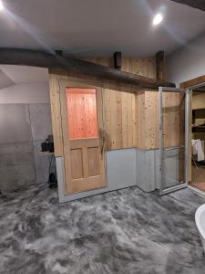 Zimmer mit Holztür in einem Zimmer in der Unterkunft LOOP-shiso in Shiso