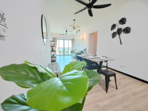 北賴的住宿－Monstera Meritus Homestay - Penang Butterworth Prai 1-8PAX，客厅配有吊扇和桌子