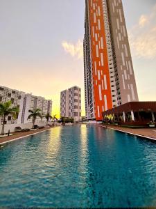 une piscine dans une ville avec de grands bâtiments dans l'établissement Monstera Meritus Homestay - Penang Butterworth Prai 1-8PAX, à Perai