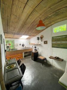 - un salon avec une table et une cuisinière dans l'établissement Refugio Natural Jacaranda CON PLAYA PRIVADA, à Cocorná