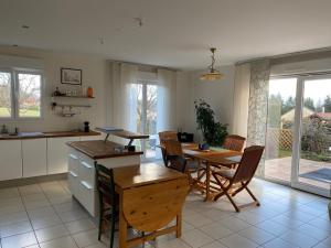 DounouxにあるMaison Plain-Pied à 10 min d'Epinal: Jardin Clos, BBQ, WIFI, Draps et Ménage Inclus - FR-1-589-606のテーブルと椅子のあるキッチンとダイニングルーム