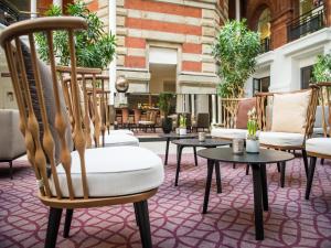eine Reihe von Stühlen und Tischen auf einer Terrasse in der Unterkunft Hotel Alte Post Flensburg in Flensburg