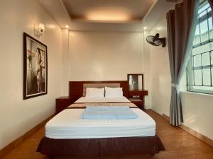 a bedroom with a bed and a window at Hương Sen Hotel Bac Giang in Bắc Giang