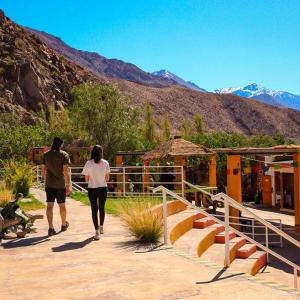 a man and a woman walking down a walkway at Cabaña Altos de Chanchoqui in Paihuano