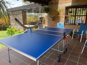 una mesa de ping pong azul en el patio en PonteMonte Suite, en Rionegro