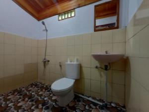 ein Bad mit einem WC und einem Waschbecken in der Unterkunft Tangkoko Lodge in Bitung