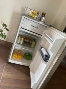 リオネグロにあるPonteMonte Suiteのオープン冷蔵庫(食べ物、飲み物付)