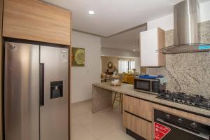 Kuchyň nebo kuchyňský kout v ubytování Brand New Luxury Home
