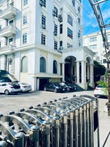 een rij parkeermeters voor een gebouw bij Hương Sen Hotel Bac Giang in Bắc Giang