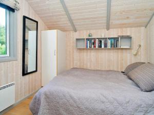 1 dormitorio con 1 cama en una habitación pequeña en Holiday home Græsted XI, en Græsted