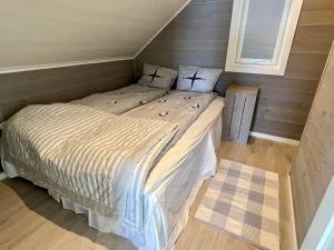 En eller flere senge i et værelse på Holiday home MOSTERHAMN VI