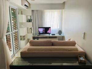 1 dormitorio con 1 cama y TV en JTR-Condominio a Beira Mar, en Maceió
