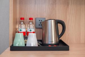 ein Tablett mit einer Flasche Cola und Soda in der Unterkunft Future Shangju Hotel in Shanghai