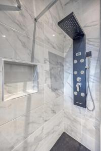een badkamer met een douche met een douchekop bij The Romantic in Fontaine