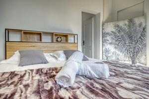 een slaapkamer met een groot bed en handdoeken bij The Romantic in Fontaine
