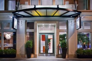 una entrada a un edificio con una puerta de cristal en Hotel Rialto en Victoria