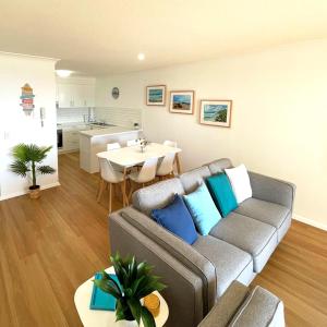 uma sala de estar com um sofá e uma mesa em Cabarita Beachfront Apartments by Kingscliff Accommodation em Cabarita Beach