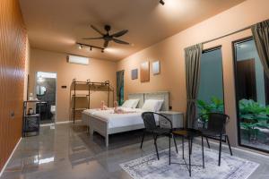 1 dormitorio con 1 cama, mesa y sillas en The Hillock @ Hulu Tamu, en Batang Kali