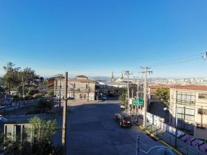 eine Stadtstraße mit einem Auto auf einem Parkplatz in der Unterkunft Casa del Limón in Valparaíso