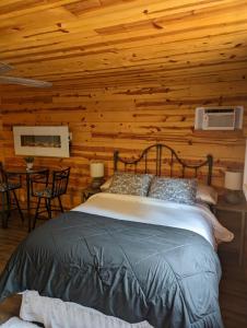 um quarto com uma cama e uma parede de madeira em Red Barn Retreat em North Fork
