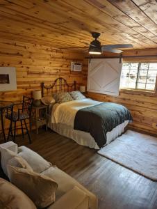 1 dormitorio con 1 cama en una cabaña de madera en Red Barn Retreat en North Fork