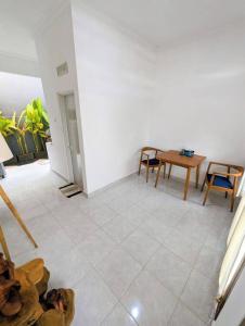 ein Wohnzimmer mit einem Tisch und Stühlen in der Unterkunft Tropical oasis private home in Krambitan