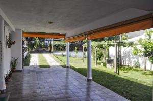 - Vistas al exterior de una casa con patio en cabaña alma dorada en Huerta Grande