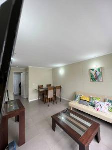 ein Wohnzimmer mit einem Sofa und einem Tisch in der Unterkunft Casa Nueva 3 dormitorios 2B in Puerto Montt