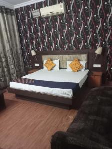 a bedroom with a bed and a couch in it at OYO 48765 Hotel Amandeep in Ludhiana