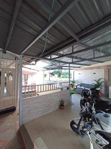 un garaje con dos motocicletas estacionadas bajo un techo en Apartamento Central en Ibagué