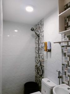ein Badezimmer mit einem weißen WC und einer Dusche in der Unterkunft Mini Home Traveller’s Inn 