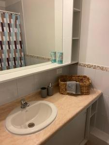 a bathroom counter with a sink and a mirror at Departamento Frente al Mar, Playa Bellavista, Tome in Tomé