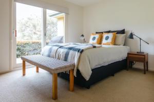 1 dormitorio con cama y ventana en Baringa House, en Shoreham