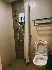 ein Bad mit einer Dusche und einem WC in der Unterkunft Stylish 2 Bedroom Apartment by Thirteen Residence at ITCC Manhattan suites TR09 in Donggongon