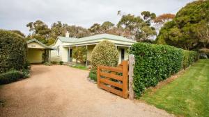 una casa con una valla delante de ella en Bimbi of Flinders, en Flinders