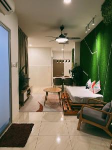 een woonkamer met een bed en een tafel bij Stylish 2 Bedroom Apartment by Thirteen Residence at ITCC Manhattan suites TR09 in Donggongon