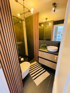 y baño con aseo y lavamanos. en Carla II View Apartment, en La Manga del Mar Menor
