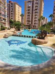 una gran piscina en un complejo con edificios en Carla II View Apartment, en La Manga del Mar Menor