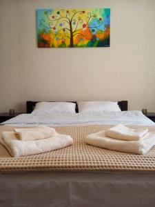 - une chambre avec un lit et 2 serviettes dans l'établissement Апартаменти 1кім та 2кім ПортСіті Автостанція ЖД, à Loutsk