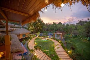 uma vista sobre um jardim num resort em One At Goa em Canacona