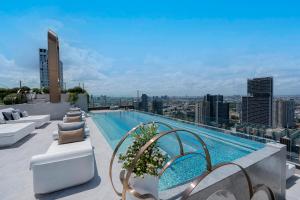 曼谷的住宿－ 曼谷素坤逸怡思得酒店，建筑物屋顶上的游泳池