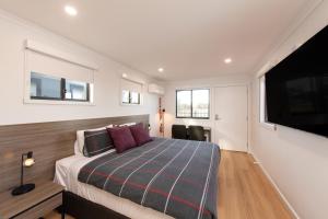 a bedroom with a bed and a flat screen tv at Breakfree Port Pirie in Port Pirie